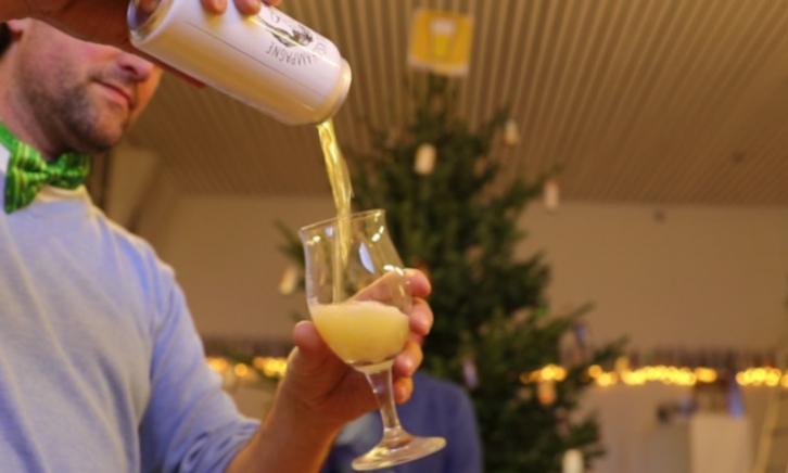 Amsterdams Volkschampagne inschenken bierglas 